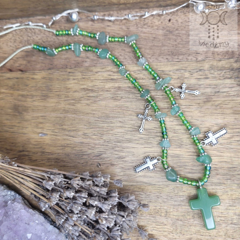 Choker z krzyżami zielony awenturyn koraliki regulowany Choker z krzyżami zielony awenturyn koraliki regulowany