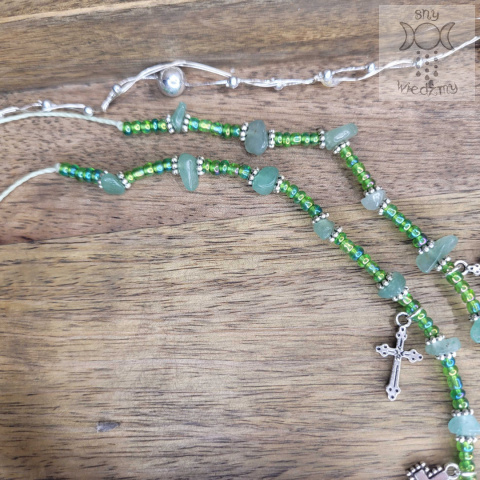 Choker z krzyżami zielony awenturyn koraliki regulowany Choker z krzyżami zielony awenturyn koraliki regulowany