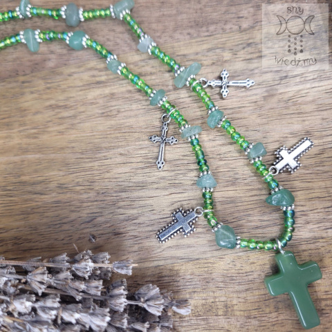 Choker z krzyżami zielony awenturyn koraliki regulowany Choker z krzyżami zielony awenturyn koraliki regulowany