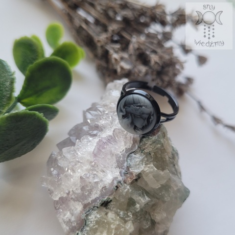 Delikatny pierścionek Kamea Black gray cameo
