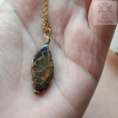 Opal Boulder naszyjnik złota stal pleciony jak makrama Opal Boulder naszyjnik złota stal pleciony jak makrama