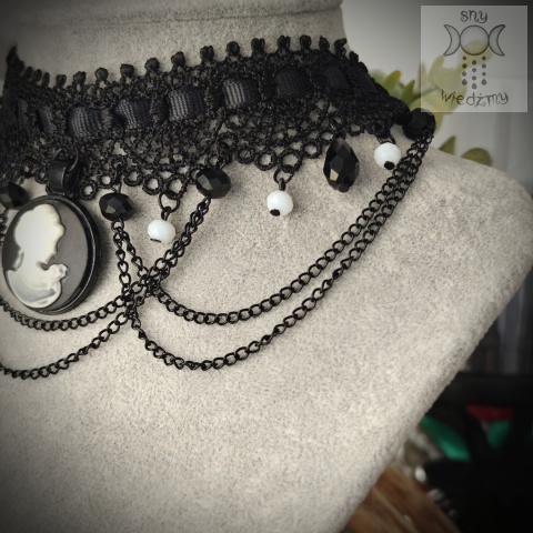Kolia Lace Cameo kamea kryształki koronka łańcuszki